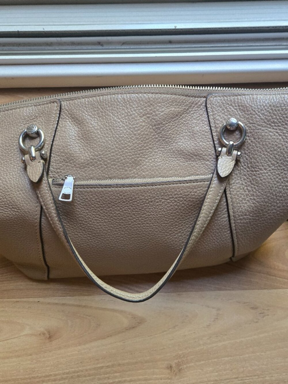 Coach Trail Bag in Beige Leather – Excellent Condition with Crossbody Strap